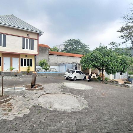 Villa Bukit Bunga Syariah Redpartner Pacet Mojokerto エクステリア 写真