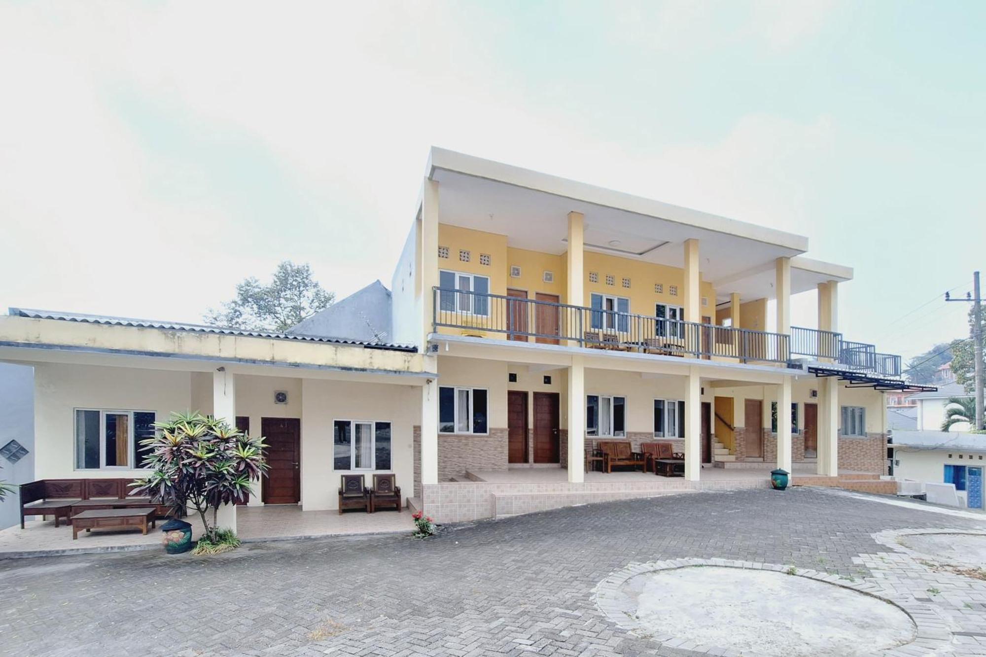 Villa Bukit Bunga Syariah Redpartner Pacet Mojokerto エクステリア 写真